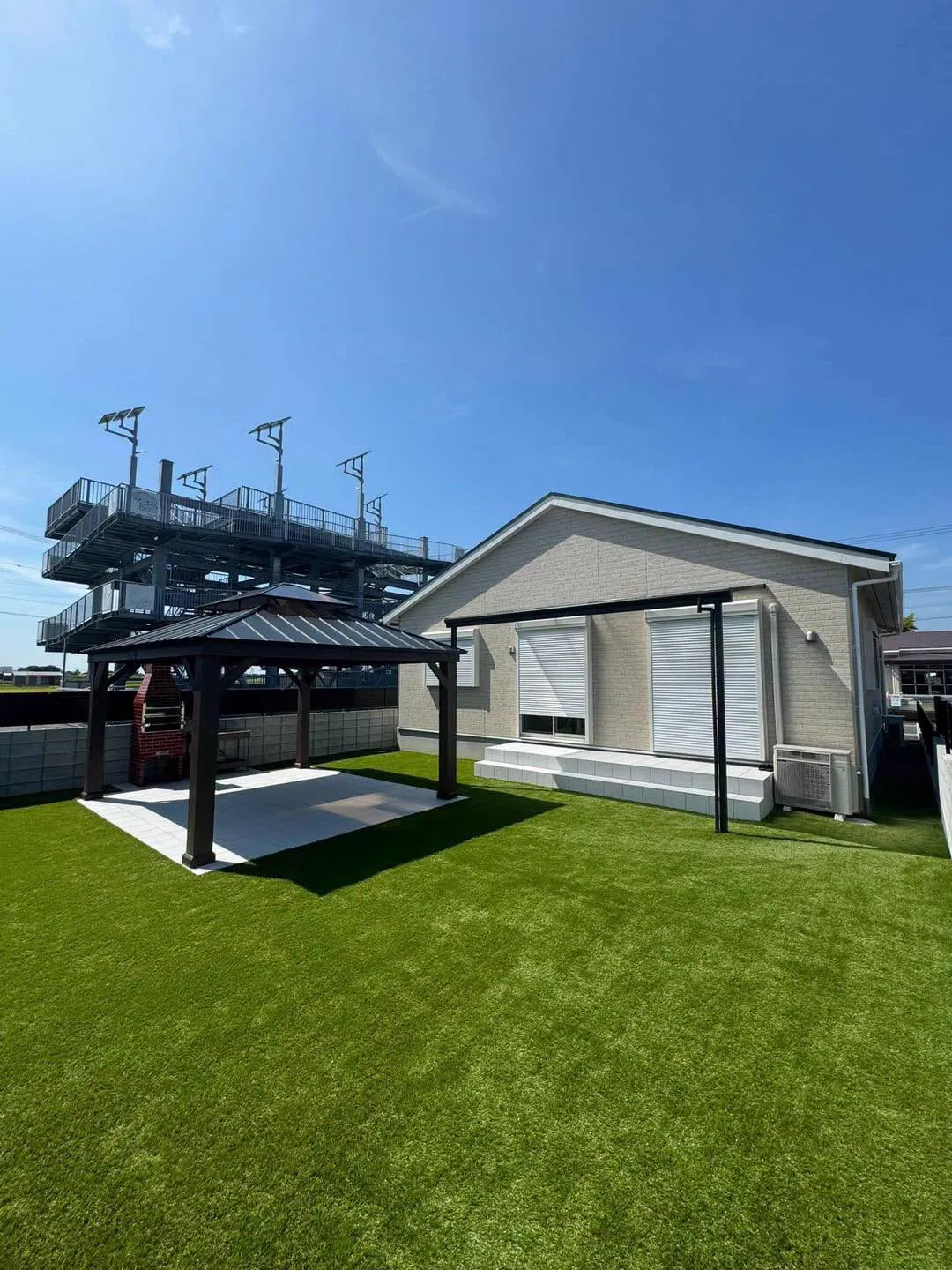 Área de lazer com gazebo e churrasqueira