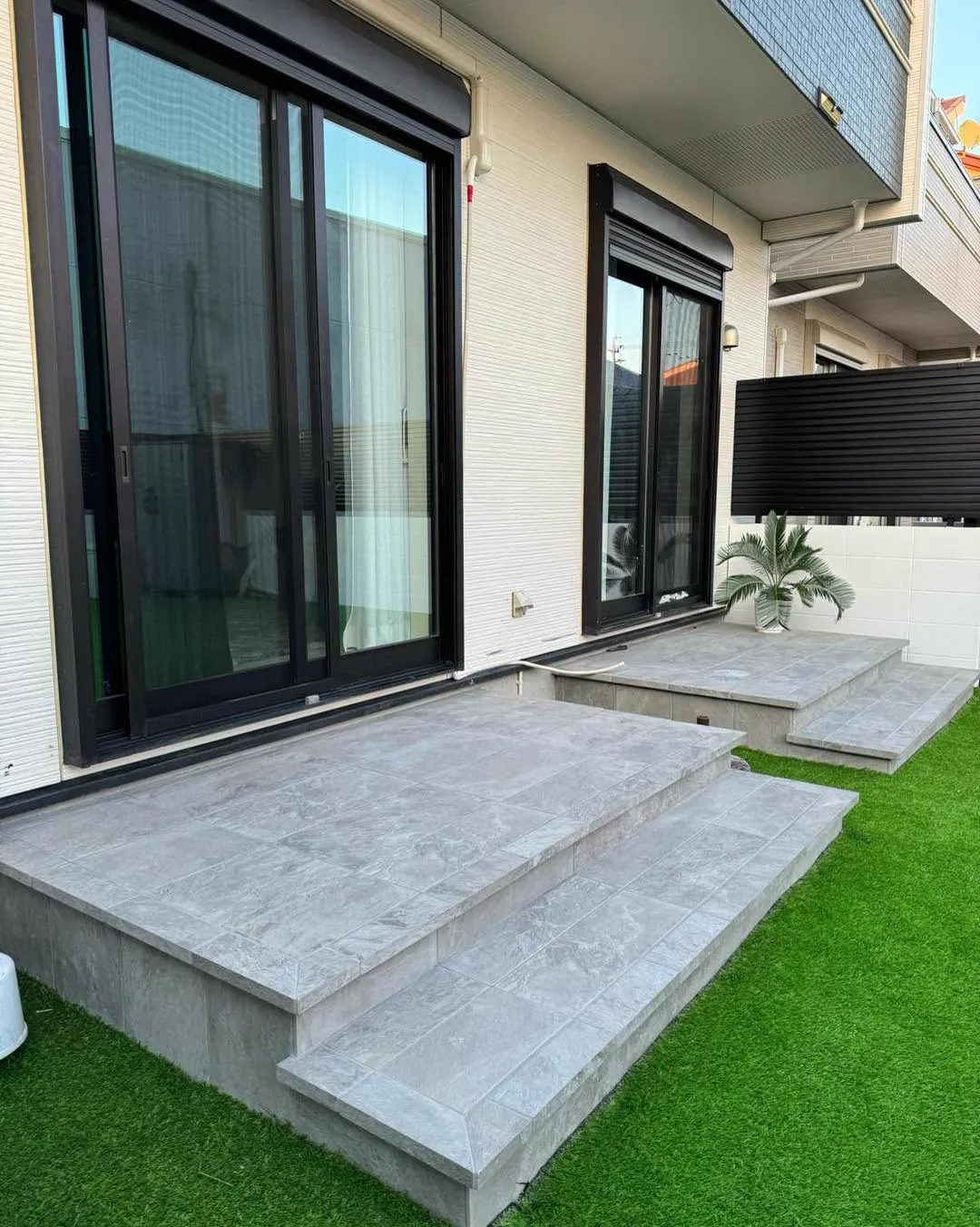 Terraço em porcelanato com grama sintética